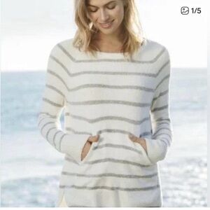 Barefoot Dreams CozyChic Lite Striped Raglan Pullover in Pearl/Grey. Size Medium